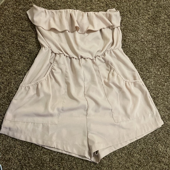 SHEIN Ruffle Romper with pockets. Women’s size Medium. - Picture 2 of 4